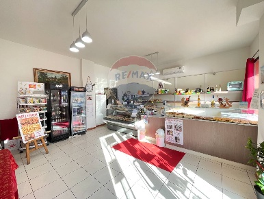 Foto Attività commerciale in Piazza dell'Unione Europea, Centro di 115 m²
