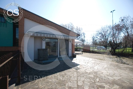 Foto Locale commerciale in via Giovanni Boccaccio, Manerbio di 395 m²