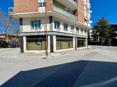 Foto Locale commerciale in PIAZZALE MATTEOTTI, Fabriano Centro di 439 m²