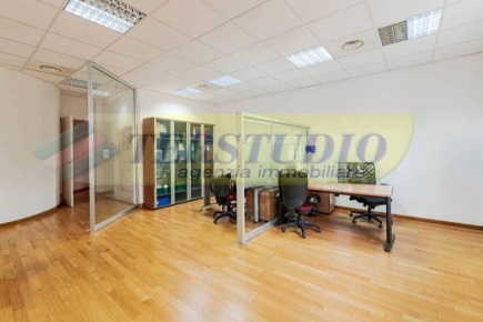 Foto Ufficio in Via San Rocco, Calolziocorte Centro di 220 m² in affitto