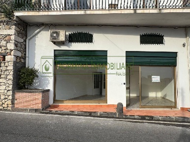 Foto Locale commerciale in Via Leonardo Da Vinci, Taormina Centro di 50 m²