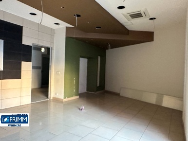 Foto Locale commerciale in VIA SALARIA, Roma Fidene di 92 m² con 2 locali