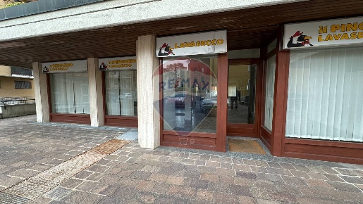 Foto Locale commerciale in Via Rossini, Luino Centro di 85 m² con 1 locali