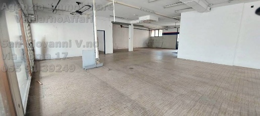 Foto Locale commerciale a San Giovanni Valdarno di 400 m² con 3 locali