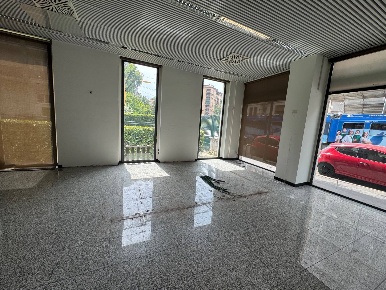 Foto Negozio in Piazza Ernesto De Angeli, Milano De Angeli di 214 m²