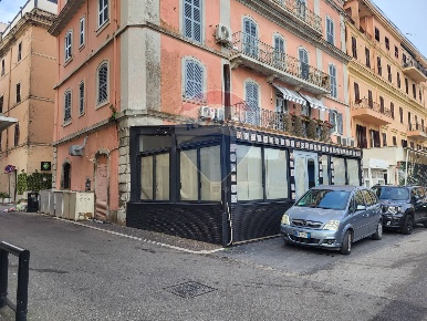 Foto Locale commerciale in Corso del Popolo, Anzio Centro Storico di 121 m²