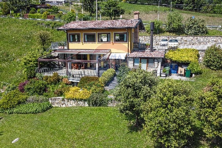 Foto Attività commerciale in Località Burro, Alzano Lombardo di 180 m²