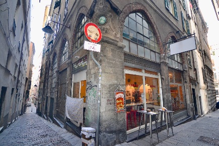 Foto Attività commerciale in Salita dell'Arcivescovato, Genova Centro Città