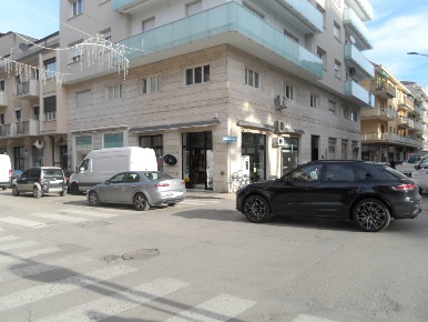 Foto Locale commerciale in Via Papa Giovanni XXIII, Centro di 100 m²