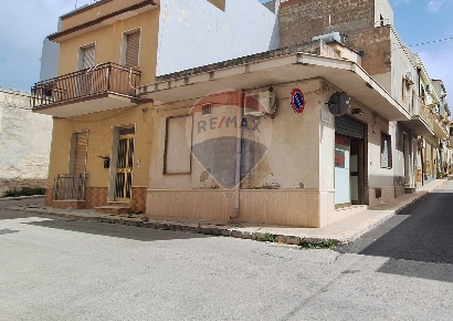 Foto Negozio in Via Maddalena, Rosolini di 42 m² con 3 locali in vendita