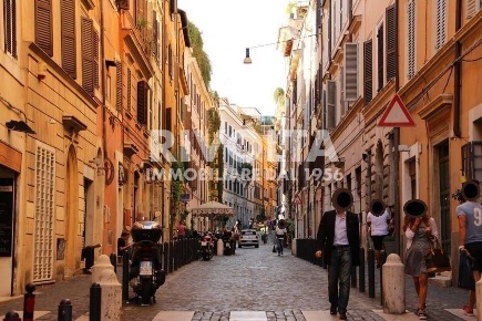 Foto Locale commerciale in Via Del Boschetto, Roma Monti di 65 m²