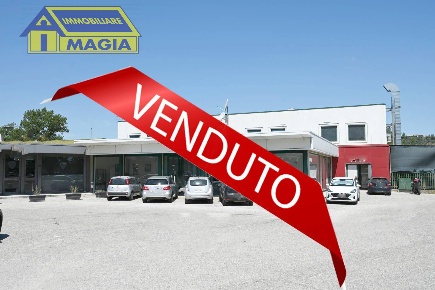 Foto Locale commerciale a Ascoli Piceno di 287 m² con 6 locali in vendita