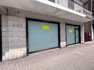 Foto Locale commerciale in Via del Mare, San Benedetto del Tronto di 105 m²