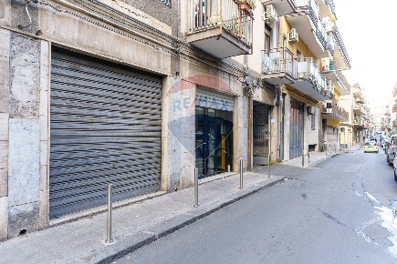Foto Negozio in via vincenzo bellini, Paternò di 360 m² con 7 locali