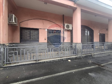 Foto Negozio in VIA QUATTRO NOVEMBRE, Camporotondo Etneo Centro di 106 m²