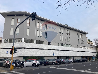 Foto Negozio in Via Dei Mille, Brescia Loggia - Garibaldi di 1490 m²