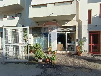 Foto Locale commerciale in Vico Abruzzi, Cagliari San Michele di 77 m²