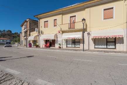 Foto Attività commerciale a San Giovanni Teatino Centro di 160 m²