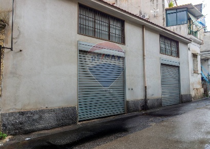 Foto Attività commerciale in Corso Malta, Napoli Poggioreale di 300 m²
