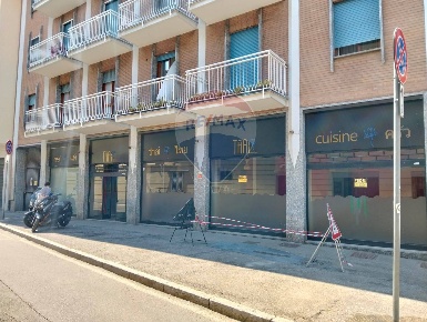 Foto Locale commerciale in via parravicini, Monza San Biagio di 180 m²