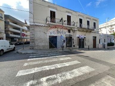 Foto Attività commerciale a Monopoli Centro di 60 m² con 1 locali