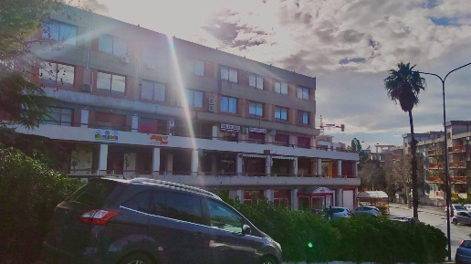 Foto Locale commerciale in VIALE RAFFAELLO, Lucera Centro di 111 m²