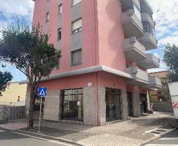 Foto Locale commerciale in via Gramsci, Oristano Centro di 120 m²