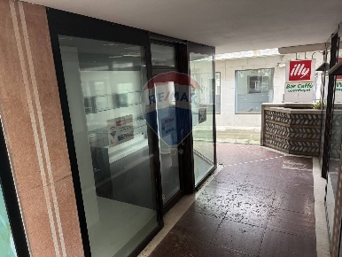 Foto Negozio in Piazza Vittorio Emanuele, Belluno Centro di 35 m²