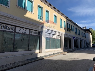 Foto Negozio in Via Cavour, Belluno Centro di 200 m² con 3 locali