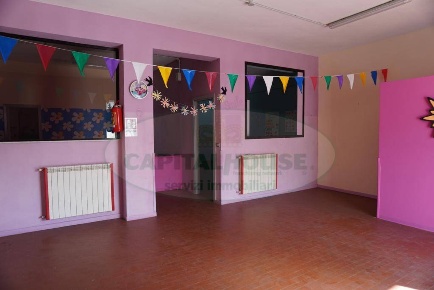 Foto Locale commerciale a Caserta Via Ruggiero di 180 m² con 5 locali