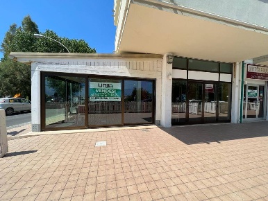 Foto Attività commerciale a Porto San Giorgio di 354 m² con 10 locali