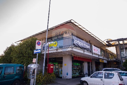 Foto Locale commerciale in Via Rodari, Trezzano Rosa di 70 m² con 1 locali