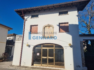 Foto Negozio in Via San Daniele, Martignacco Centro di 85 m² con 2 locali