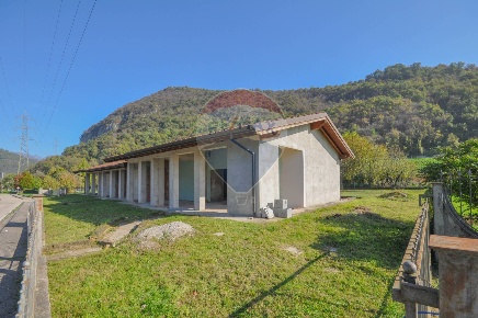 Foto Locale commerciale a Villanuova sul Clisi di 150 m² con 3 locali