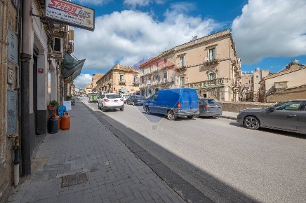Foto Locale commerciale in Via Roma, Caltagirone Centro di 64 m² in vendita