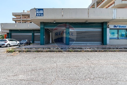 Foto Locale commerciale in Via Salaria, Monterotondo Monterotondo Scalo