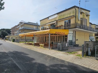 Foto Locale commerciale in Via Lecci, Eraclea Eraclea Mare di 150 m²