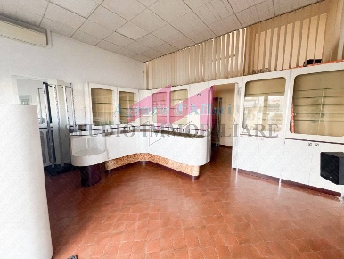 Foto Negozio in Via Leonardo Da Vinci, Castelmassa di 39 m² con 2 locali