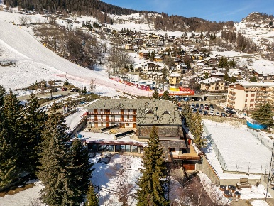 Foto Hotel in piazza Frutaz, Torgnon Mongnod di 4500 m² con 70 locali