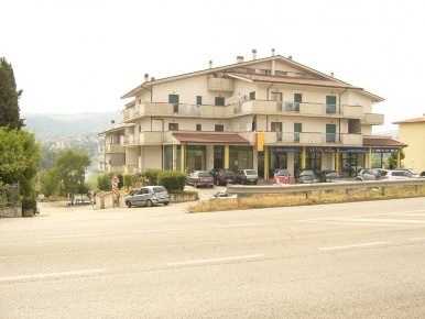 Foto Locale commerciale in Via Nazionale, Bellante di 385 m² con 385 locali