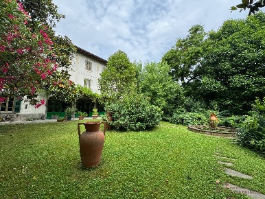 Foto Attività commerciale in Via Garibaldi, Grumello del Monte Centro