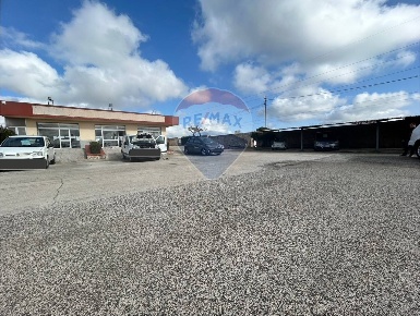 Foto Locale commerciale in contrada bettafilava, Ragusa di 900 m²