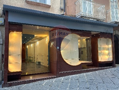 Foto Locale commerciale in via ferrari, Campobasso Centro Storico di 110 m²