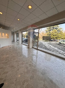 Foto Locale commerciale in Via Vertua, Nova Milanese di 136 m² con 4 locali