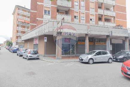 Foto Locale commerciale in Via Cadore, Desio di 119 m² con 2 locali