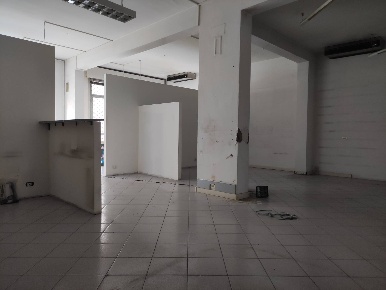 Foto Attività commerciale in via fratelli rosselli, Altopascio di 90 m²