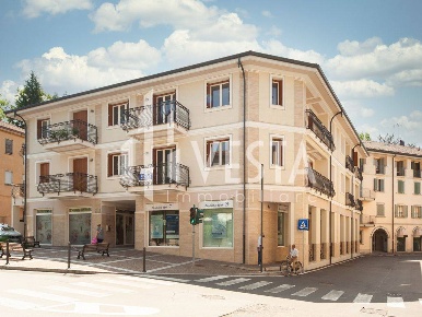 Foto Negozio in Viale Manara, Barzanò Centro di 81 m² con 1 locali
