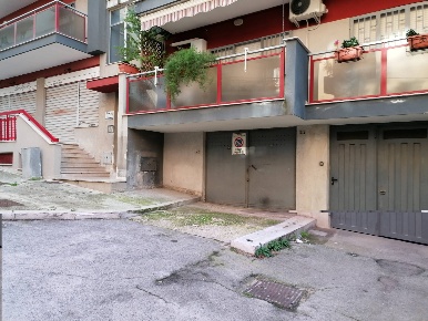 Foto Magazzino in via Omero, Canosa di Puglia Centro di 168 m² in vendita