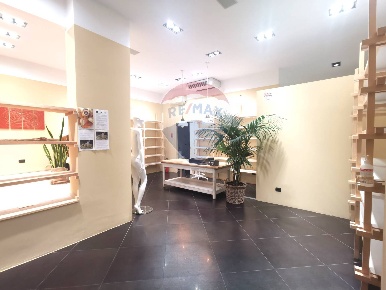 Foto Negozio in VIA ROMA, Busto Arsizio Piazza Santa Maria di 65 m²