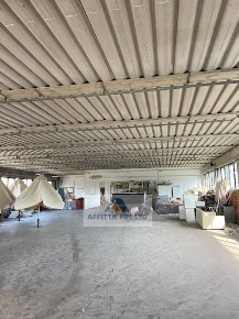 Foto Attività commerciale a Empoli di 800 m² con 3 locali in affitto